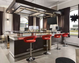 دايز إن آند كونفرنس سنتر باي ويندام مونتريال أيربورت - مونترال - بار