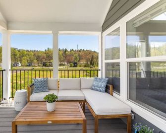 tiny monroe · Trout Lily Tiny Home @ Acony Bell Village - Mills River - Balcón