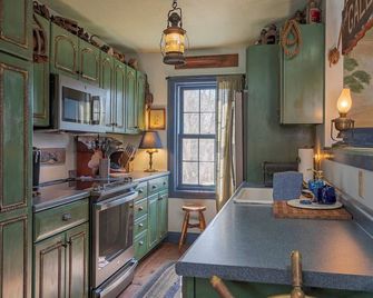 Discover the heart of the Ship Chandler in this charming 2BR apt! - Old Mystic - Cocina