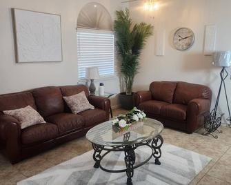 \nDesert Escape – Serenity and Security at Silverwood - Imperial - Sala de estar