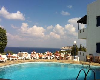 Thalia Apartments - Agia Pelagia - Piscina