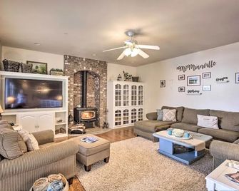 McMinnville Wine Country Home w/ Hot Tub + Deck - McMinnville - Living room