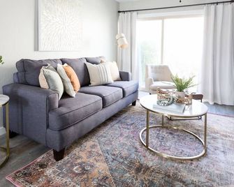 Updated Condo in A+ Old Town Scottsdale Location! - Scottsdale - Living room