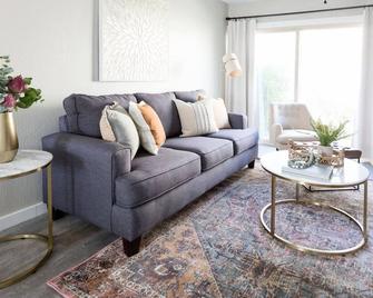 Updated Condo in A Old Town Scottsdale Location - Scottsdale - Living room