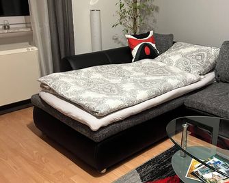 Große helle Ferienwohnung mit Balkon, ruhig gelegen mit guter Verkehrsanbindung - Bad Berneck im Fichtelgebirge - Living room