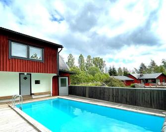 5 Person Holiday Home In Ulrika - Rimforsa - Zwembad