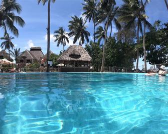 Paradise Beach Resort & Spa - Uroa - Pool
