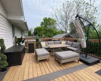 Sunset Beach House - Remodeled - 1 block to beach - St. Catharines - Balcony