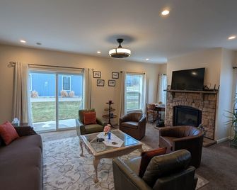 Spacious Entire home close to HoliMont and Village - Ellicottville - Sala de estar