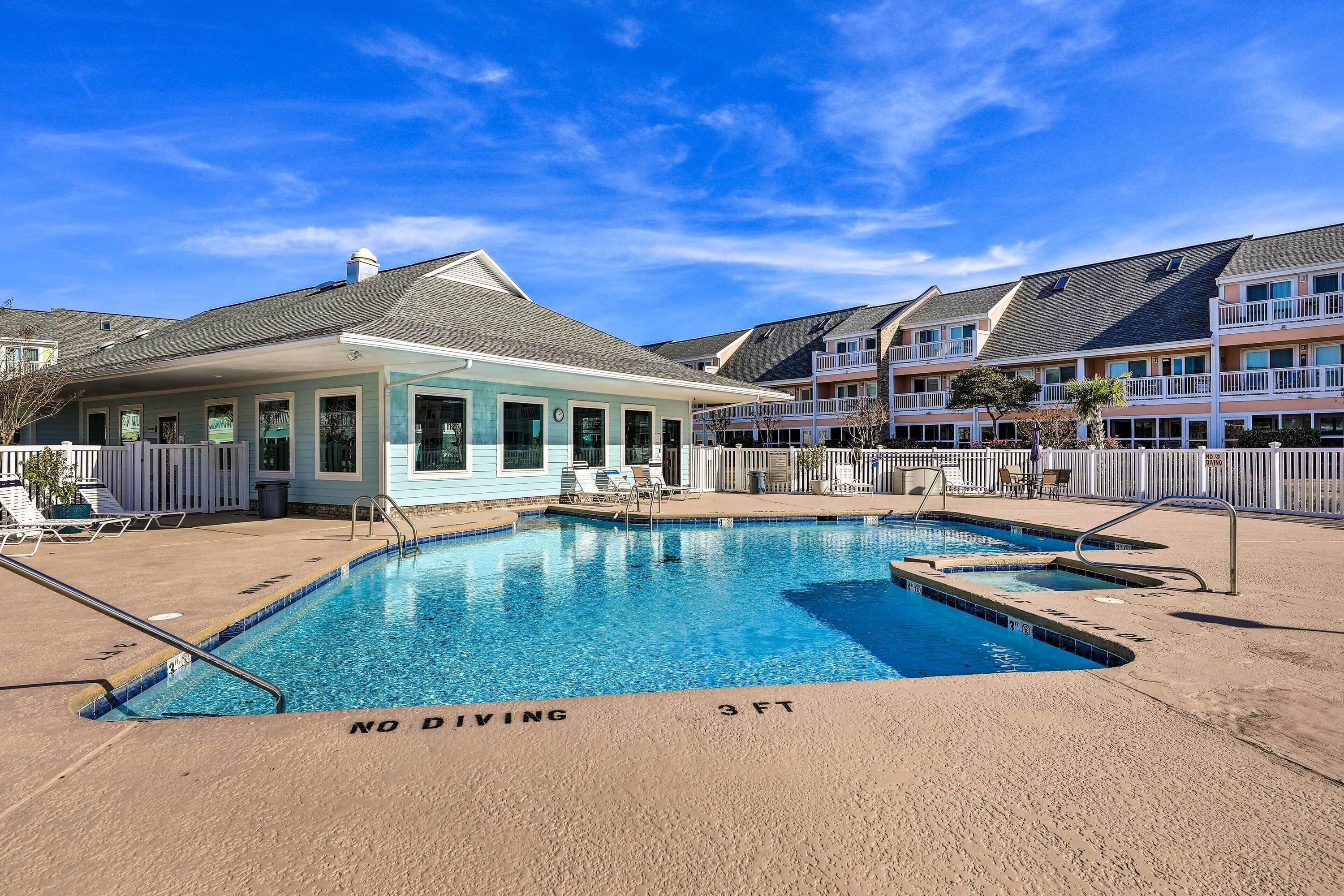 Emerald Isle Condo Near Beach w/ Screened Porch!