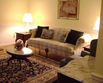 Lovely Large Farmhouse, Pond, Spectacular Views. Great for Events & Retreats - Frederick - Sala de estar