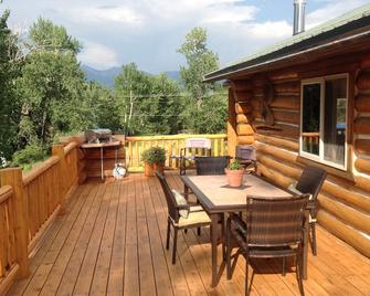 Cozy log cabin set along Jesse creek within walking distance to downtown Salmon - Salmon - Balcony