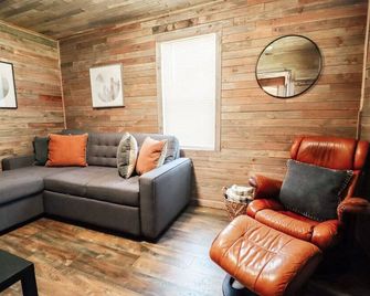 Vrbo Starry Night Cabin On The River - Raymond - Sala de estar