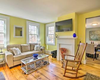 Historic Bath Home, Walk to Waterfront Park! - Bath - Living room