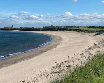 2 Bedroom Accommodation In Newbiggin-By-The-Sea - Newbiggin-by-the-Sea - Beach