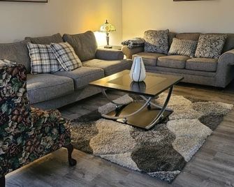 Spacious and comfortable single family home with finished basement. - Reynoldsburg - Living room