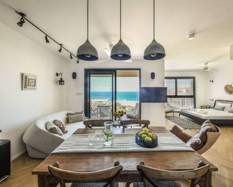 Serene Studio Apt w Balcony Overlooking the Sea with Shelter by Sea N' Rent - Tel Aviv - Dining room
