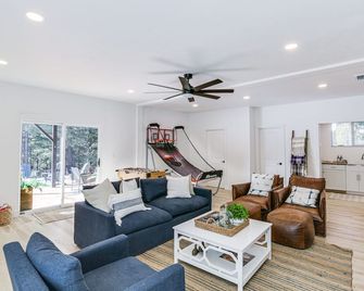 Westwood Cabin Lake Almanor Across the Street! - Westwood - Sala de estar