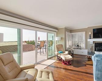 The Ultimate Beach Front House Getaway - Sunset Beach - Living room