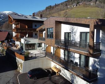 Doppelzimmer - Pension Appartements Urbanhof - Bad Kleinkirchheim - Gebäude