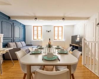 Le Petit Pirou # Cosy # Halte Auvergne - Thiers - Salle à manger