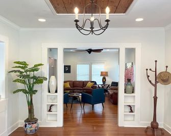 Besos at Mistletoe - San Antonio - Living room