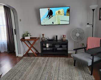 New listing Lake House 2 minute walk to beach - Conneaut - Sala de estar