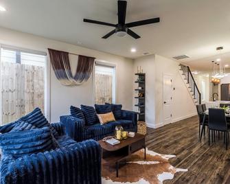 Rooftop Cinema + Karaoke | Coffee & Wifi - Dallas - Living room