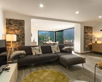 GuestReady - Graceful escape in Madeira - Porto da Cruz - Sala de estar