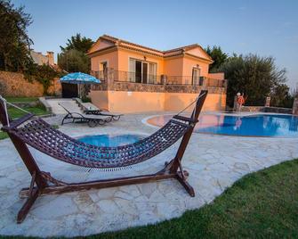 Private Pool Villa Odyssey in Dassia Corfu - Dassia - Bể bơi