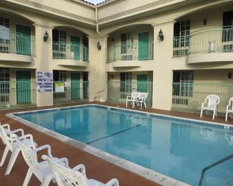 Lyfe Inn & Suites By Aga - Lax Airport - Inglewood - Zwembad