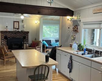 Harborside West. Beautiful views. Three bedroom Searsport,ME Rental on the Ocean - Searsport - Cocina