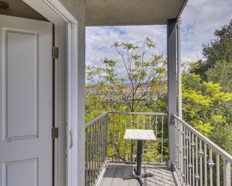 Pets Welcome! Simi Valley Home w/ Mtn & City View - Simi Valley - Balkón