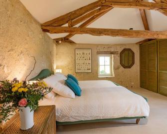 Stone cottage with swimming pool - King size beds & Pyrenees views - Gondrin - Habitación