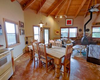 Scenic Ridge Cabin - Wichita Mountains, Oklahoma - Incredible Mountain Views - Meers - Dining room