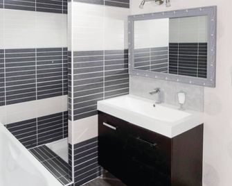 2 Bedroom Awesome Apartment In Sauvian - Sauvian - Bathroom