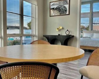 Airy Loft by NYC w Rooftop & Parking on Premises - Jersey City - Dining room