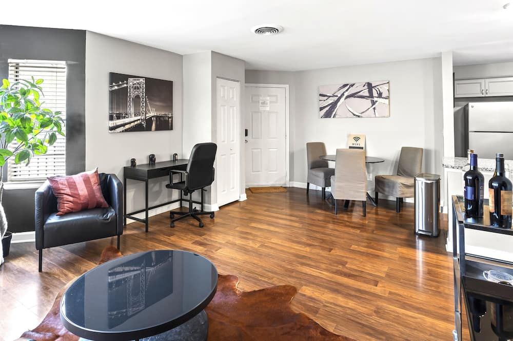 Charming 2-bedroom apartment with free parking & patio In uptown Charlotte - تشارلوت (نورث كارولينا) - غرفة معيشة