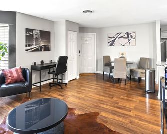 Charming 2-bedroom apartment with free parking & patio In uptown Charlotte - تشارلوت (نورث كارولينا) - غرفة معيشة