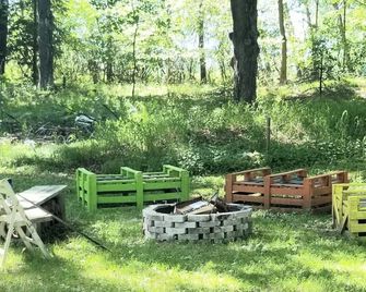 Pines Retreat Getaway - Cozy Cottage, Short walk to Lake Noquebay - Wausaukee - Patio