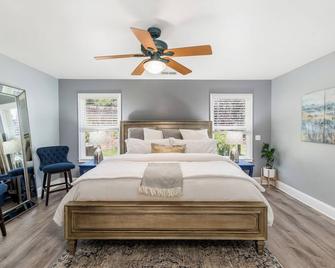 7-Bedroom Family Farm Retreat-Gameroom, Pool, Hot Tub, Farmstand. Chickens - Ramona - Bedroom
