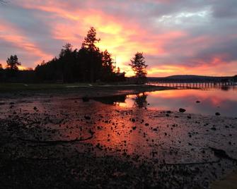 Westcott Bay Waterfront pet friendly home. just minutes from Roche Harbor. - Friday Harbor - Playa