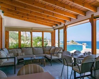 Hotel Sunrise Beach - Kokkari - Вітальня