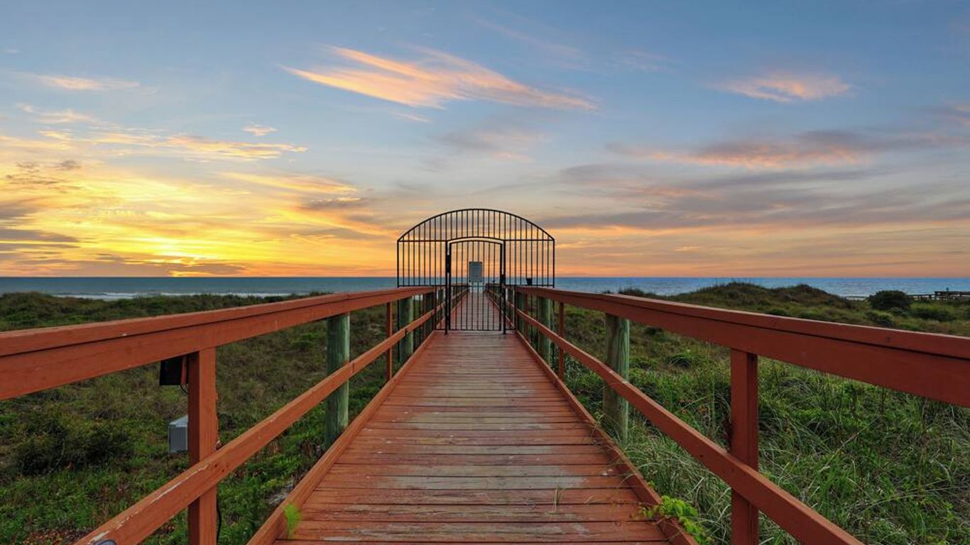 Beacher's Lodge Oceanfront Suites