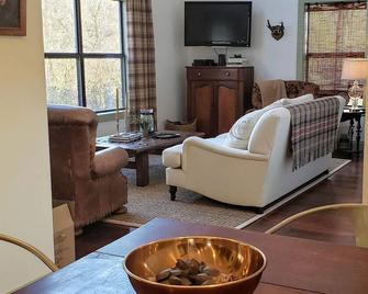 Charming Cabin On The White River - Escape & Enjoy Arkansass Great Outdoors! - Mountain View - Living room