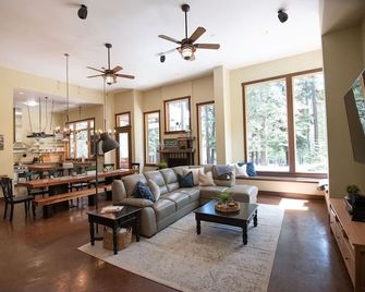 New!! Modern and Spacious High-end Home! Newly Renovated! On Golf Course! - Chester - Sala de estar