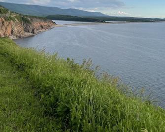 Cozy cottage w/sunset views + quick walk to a private beach (dog friendly!) - Cheticamp - Strand