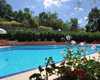 Viole Country Hotel - Assisi - Bể bơi