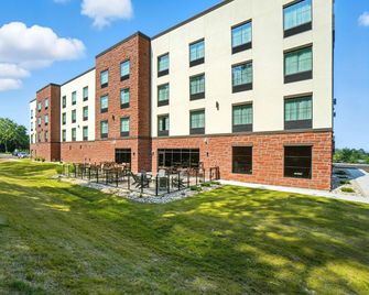 Cobblestone Hotel & Suites - Bellefontaine - Bellefontaine - Edificio