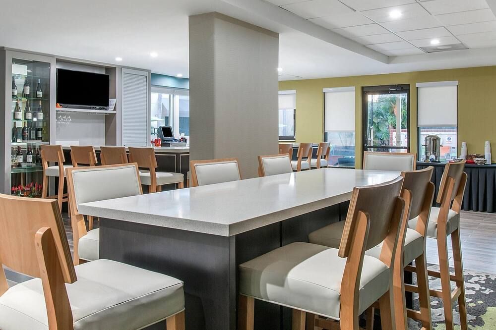 Pet Friendly Spacious Suite Near I-95 | Pool + Free Parking | Near Indian River - מלבורן - מסעדה